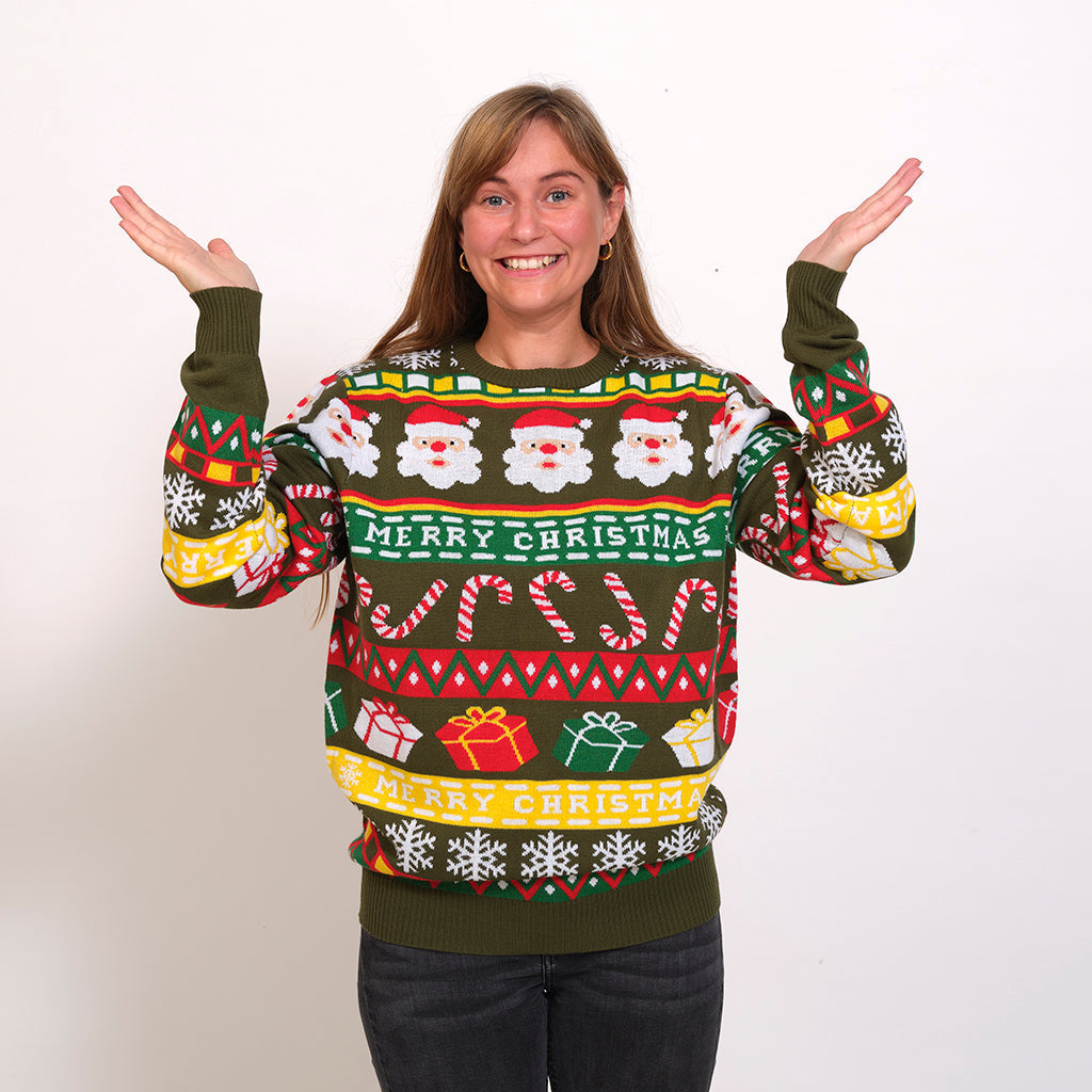 Una donna che indossa un maglione natalizio verde con un motivo.